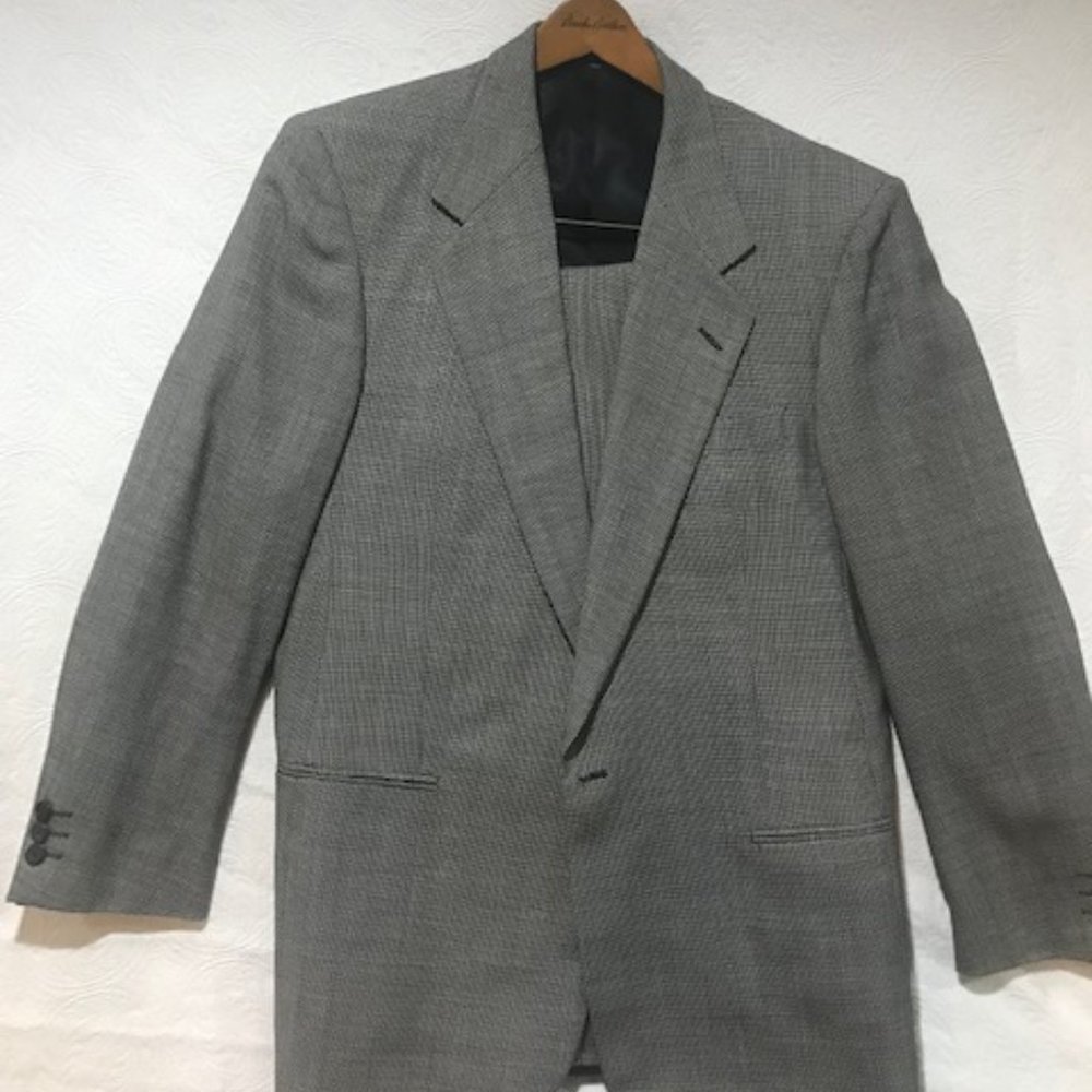 Jhane Barnes Mens single breasted one button suit